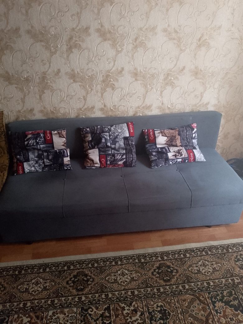Срочно продам диван и люстру.