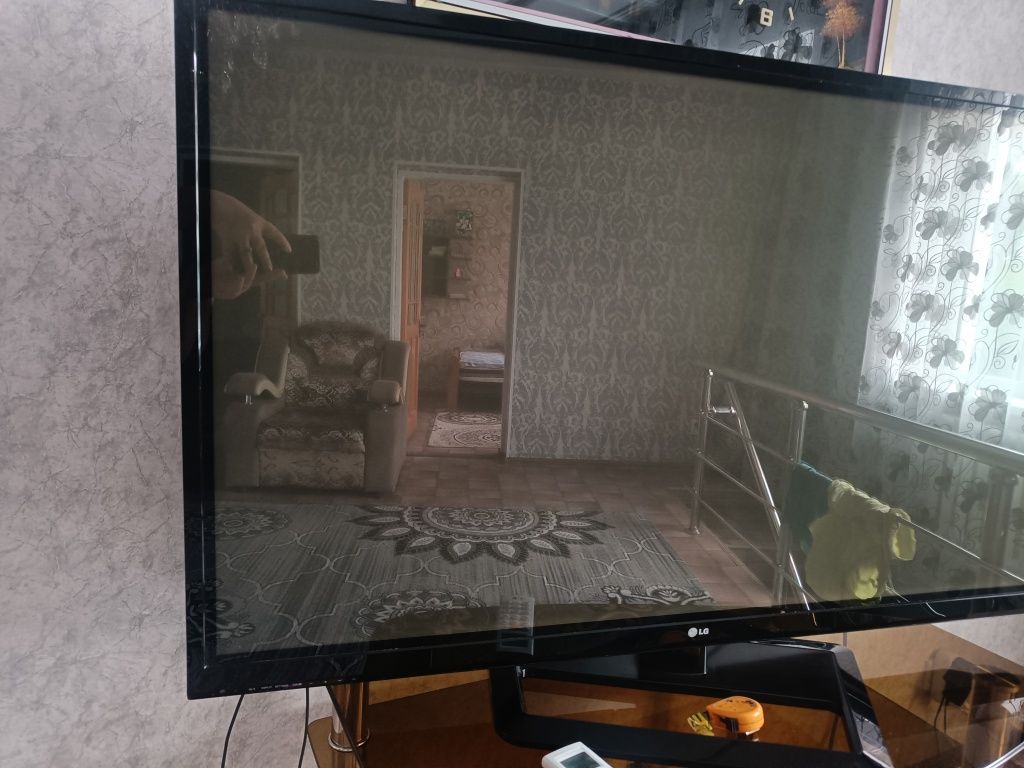 Продам телевизор LG.