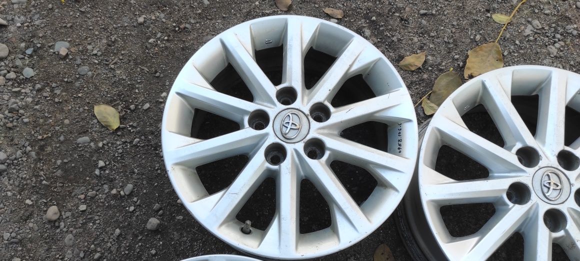 Комплект оригинальных дисков R16. Toyota Camry
