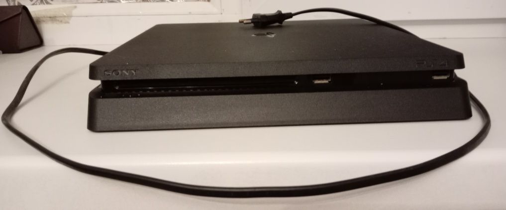 Продам PS4 slim 1 tb подробнее в описании