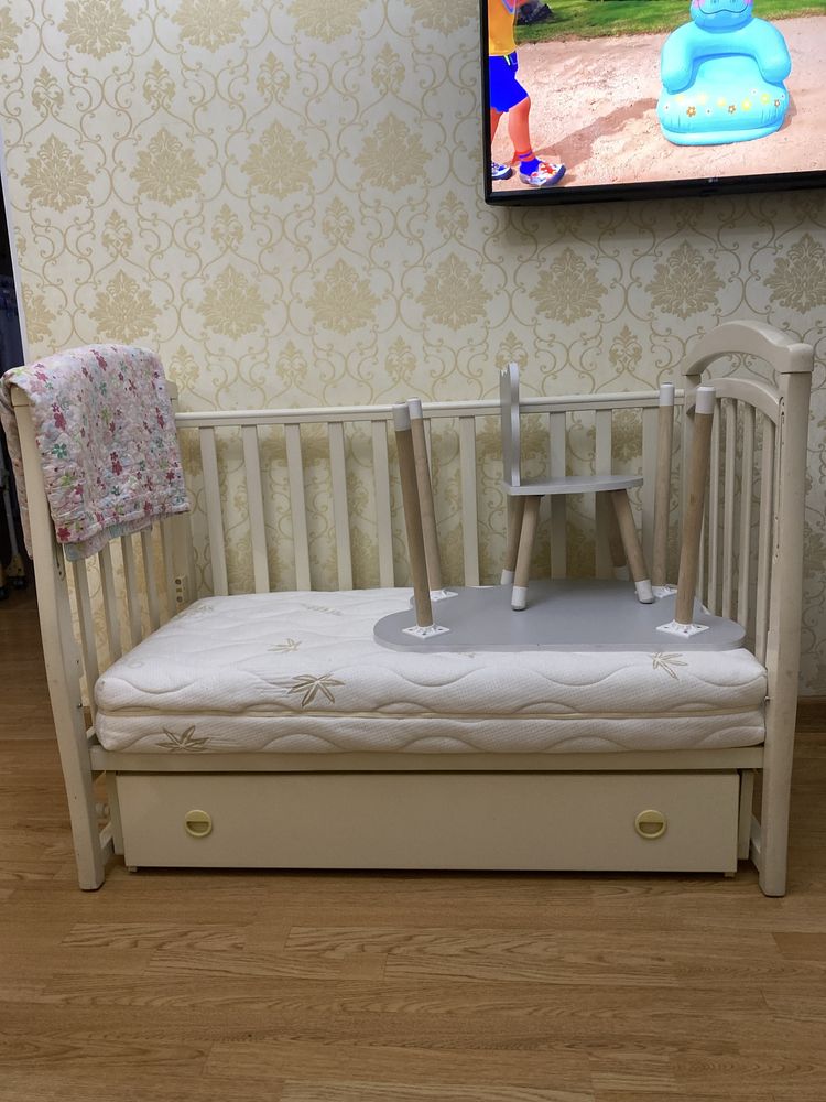Продам детскую кровать с маятником и белую машину лексус 570