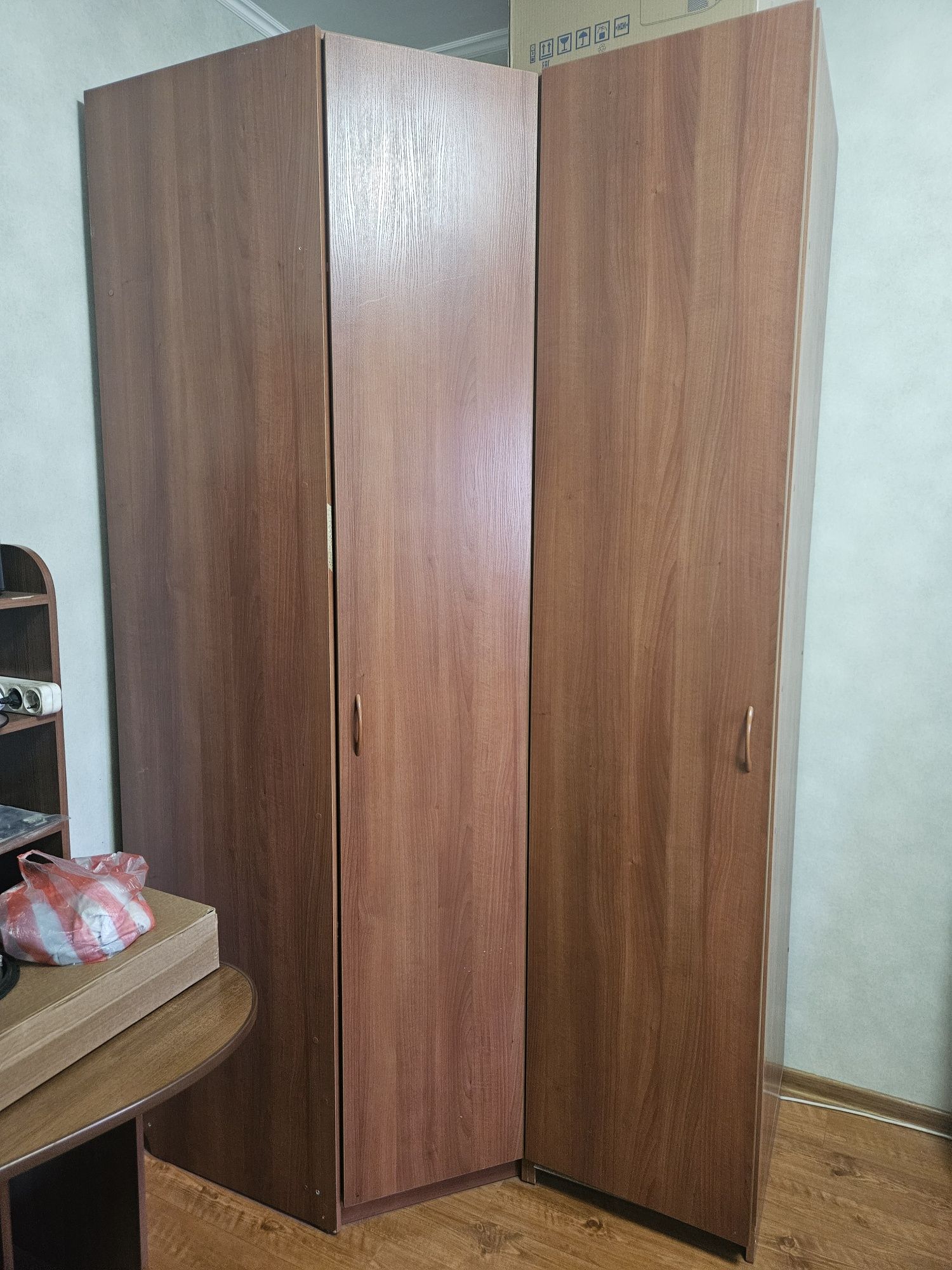 Продаю угловой шкаф.