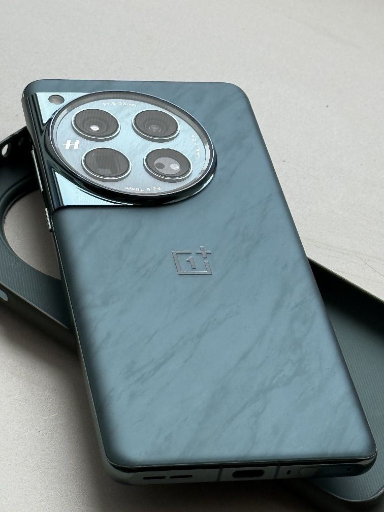 OnePlus 12 — 16 ГБ / 512 ГБ (Flowy Emerald)