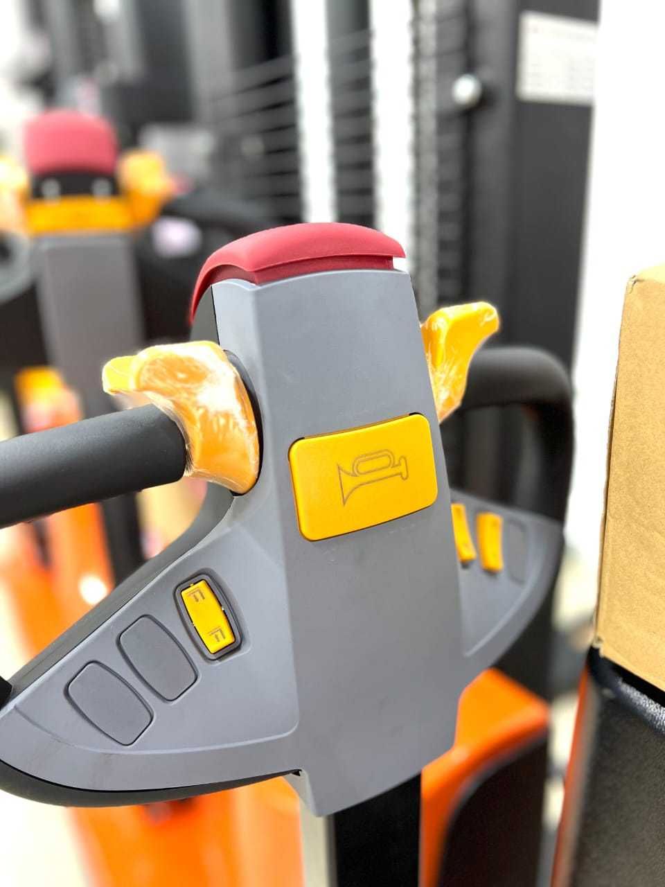 Электрический самоходный штабелер Ameco Industrial CTD-C 1.5 т, 2.5 м