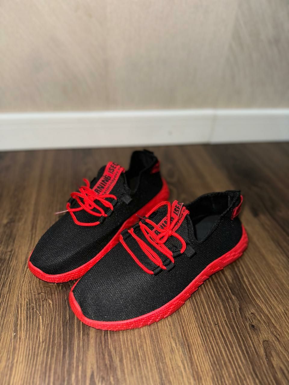 Кроссовки 42-43 новые