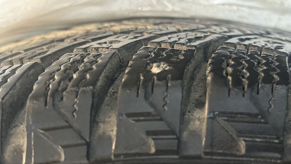 Продам зимнюю шипованную резину (michelin x ice north) с дисками