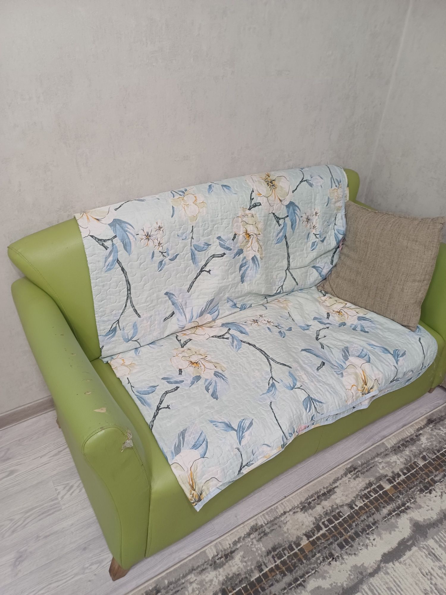 Продам комод, тумбу, мини диванчик