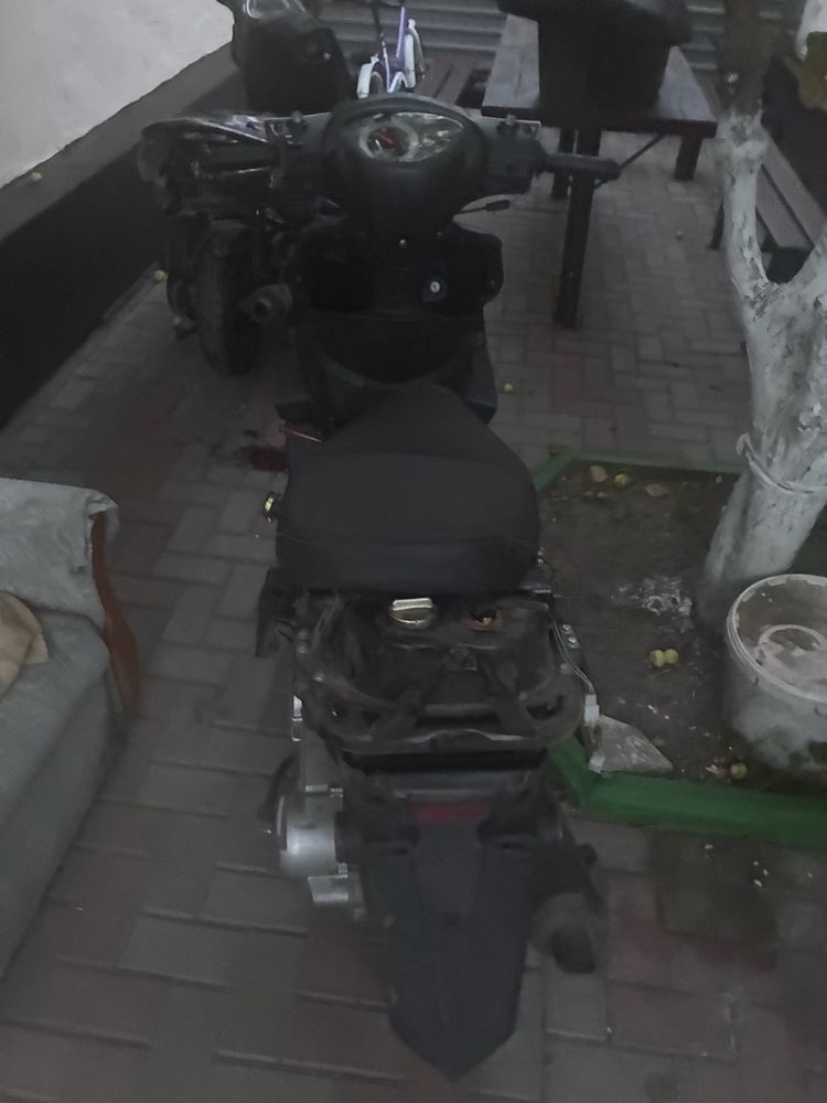 продам скутер м8 весь пластик есть