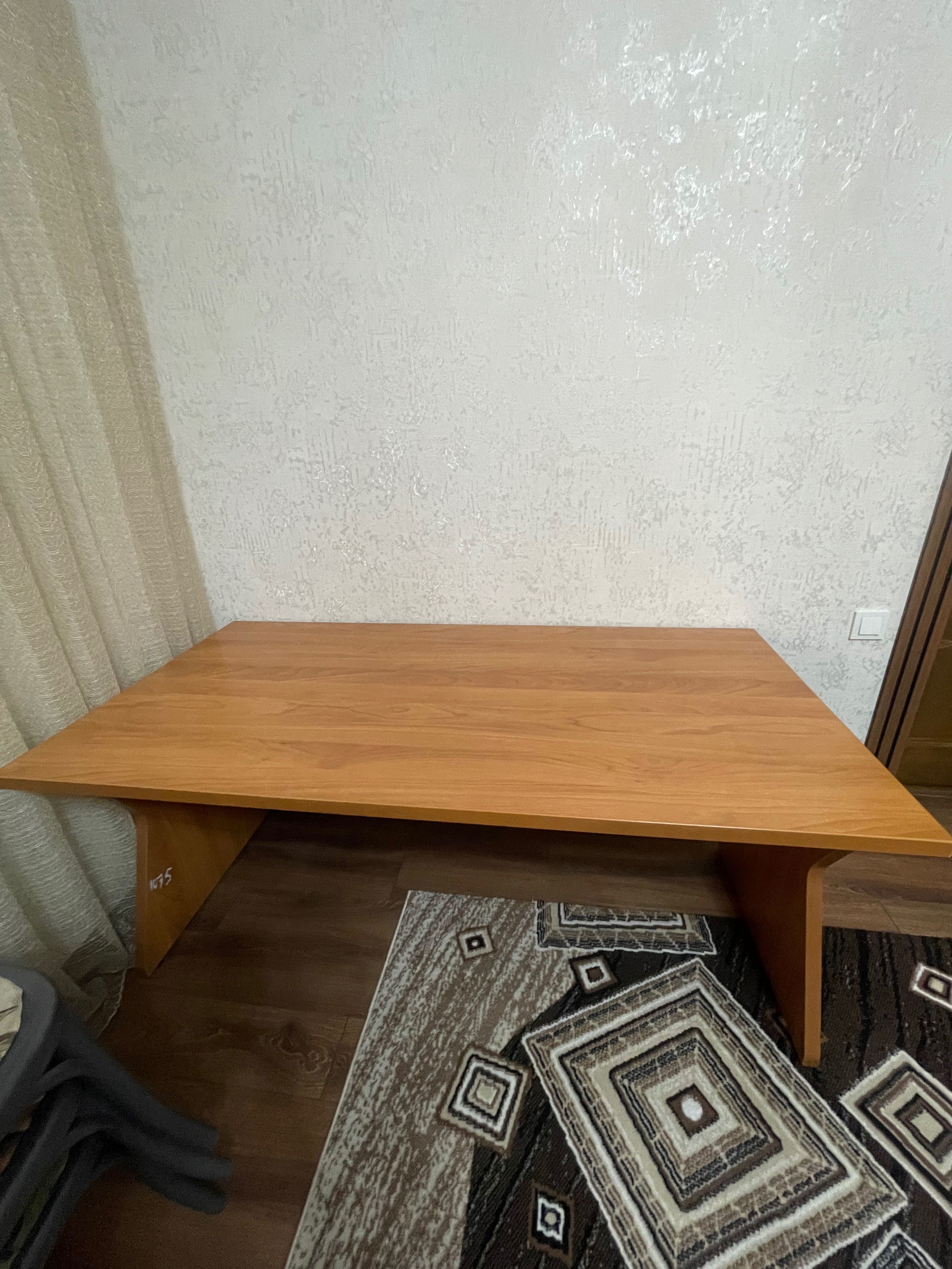 Очень крепкий СТОЛ  из дерева (карагач) 
Подойдет для офиса и для дома