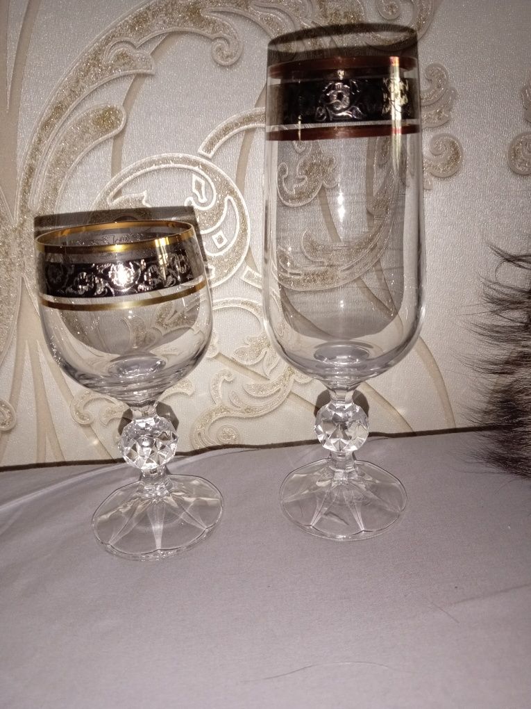 Продам  набор фужеров под вино и шампанское. 12 шт.
