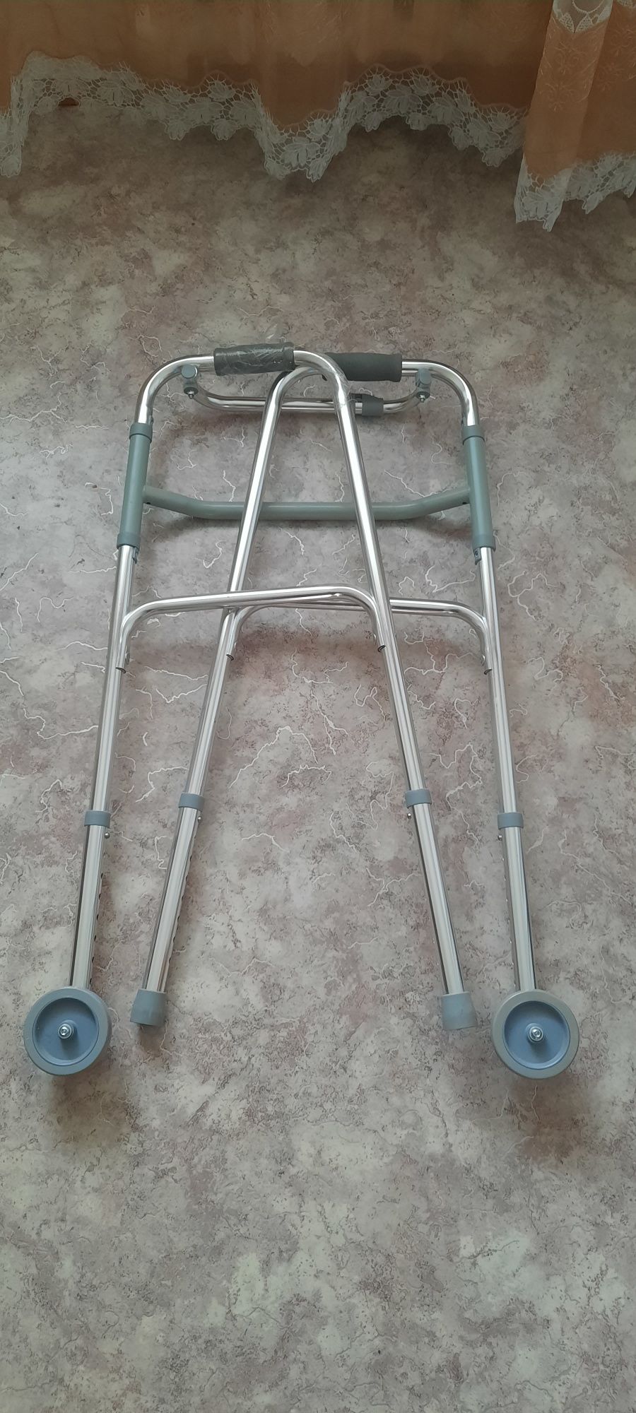 Продам ходунки новые
