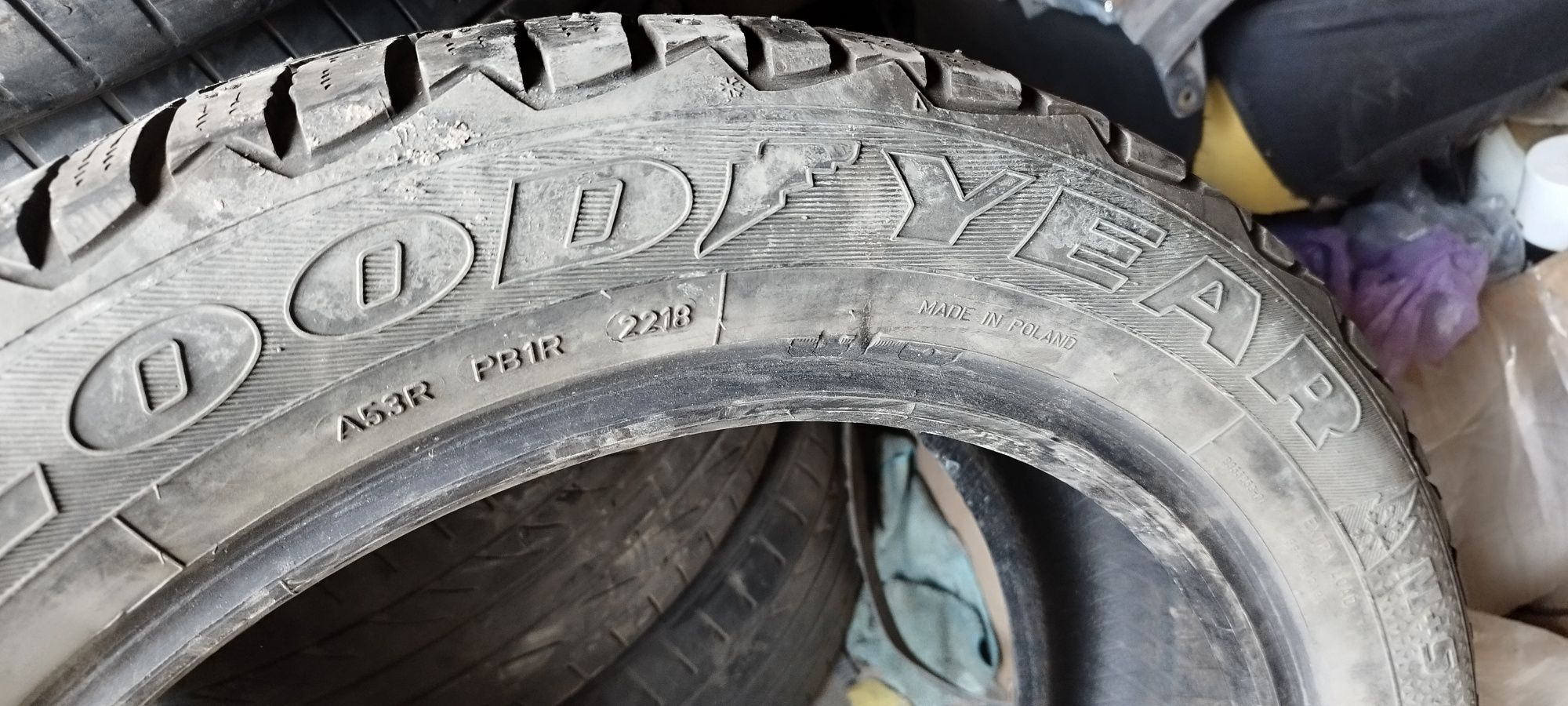 Продам 2шт зимние шины 215/55/17