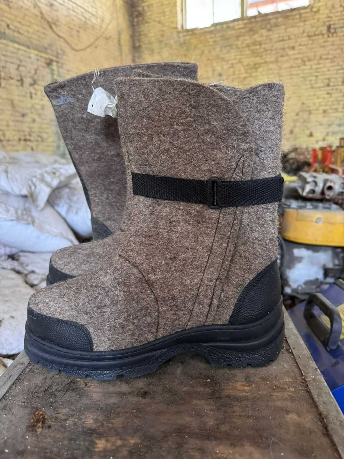 Продам рабочие валенки новые