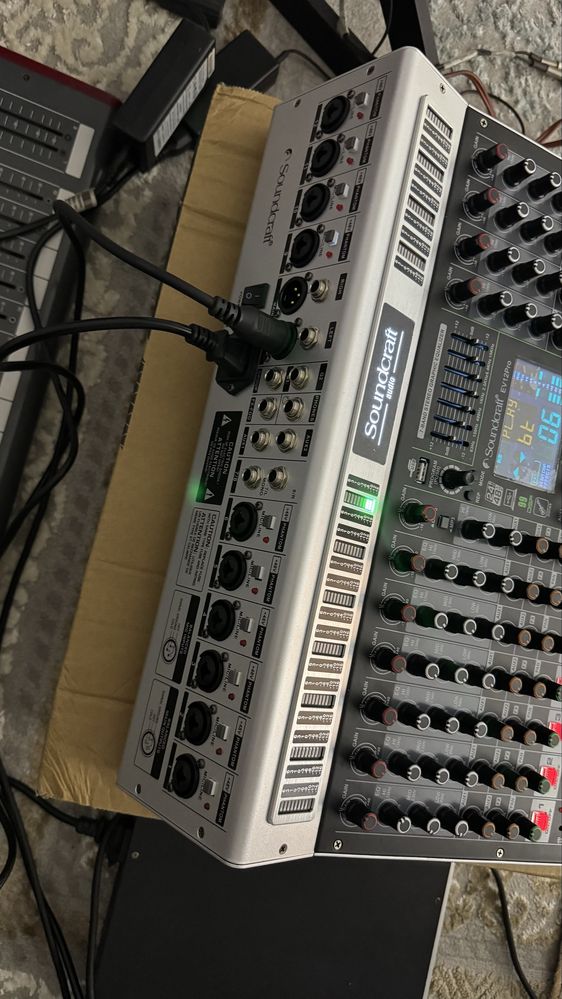 Микрофон Shure микшерный пульт soundcraft