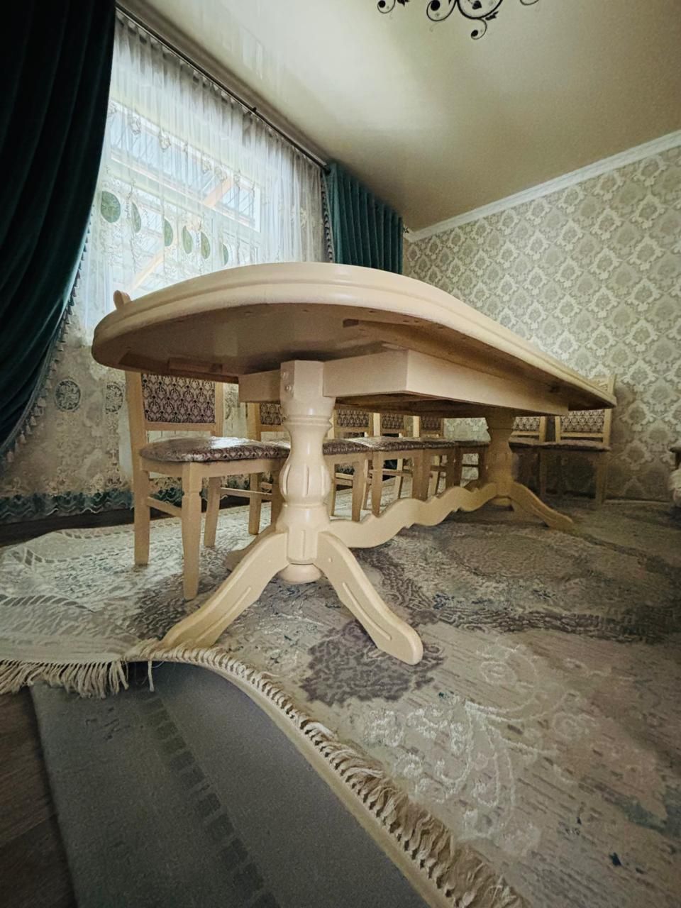 Авальный стол и стулья