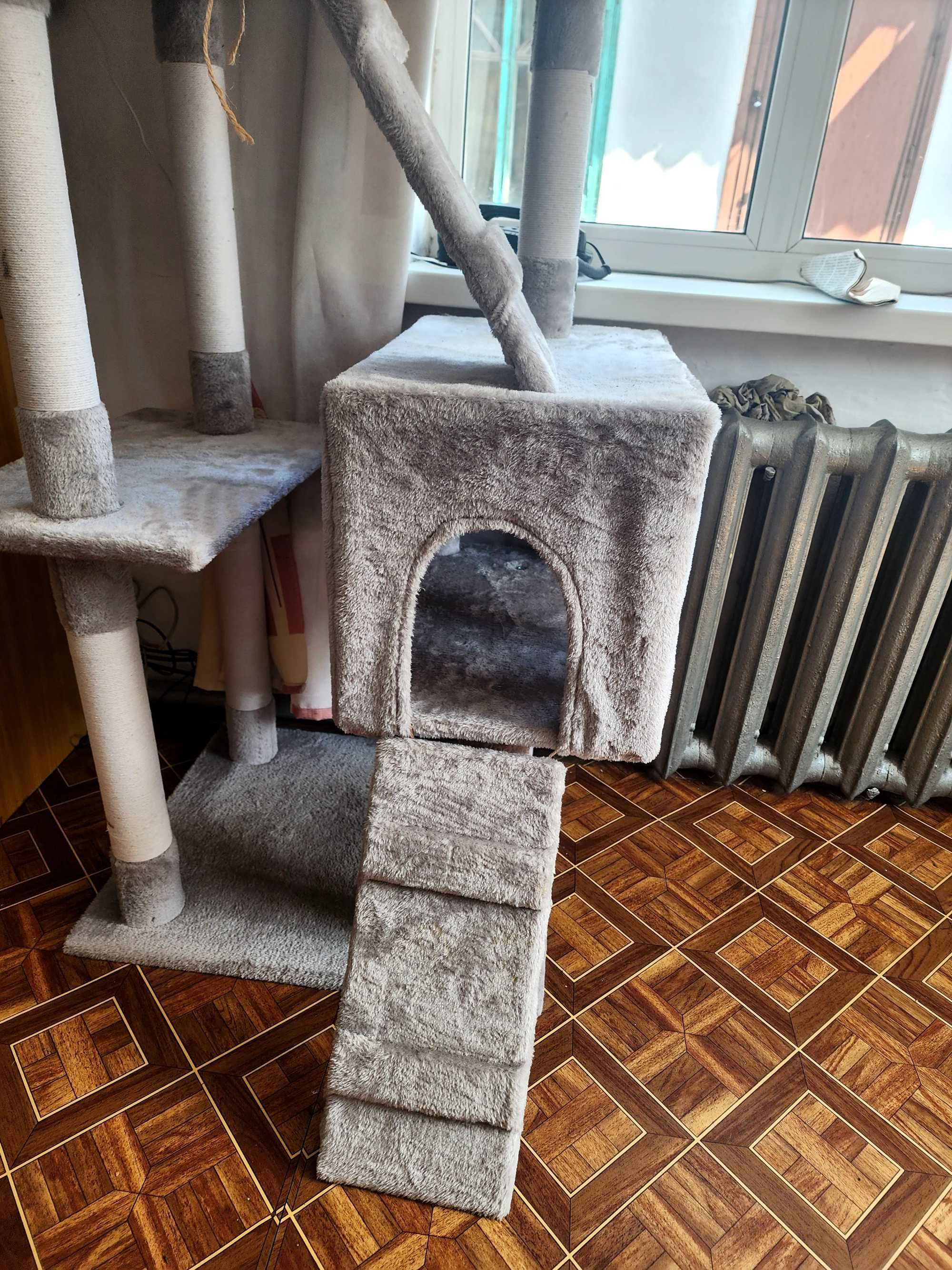 Кошачий домик с когтеточкой