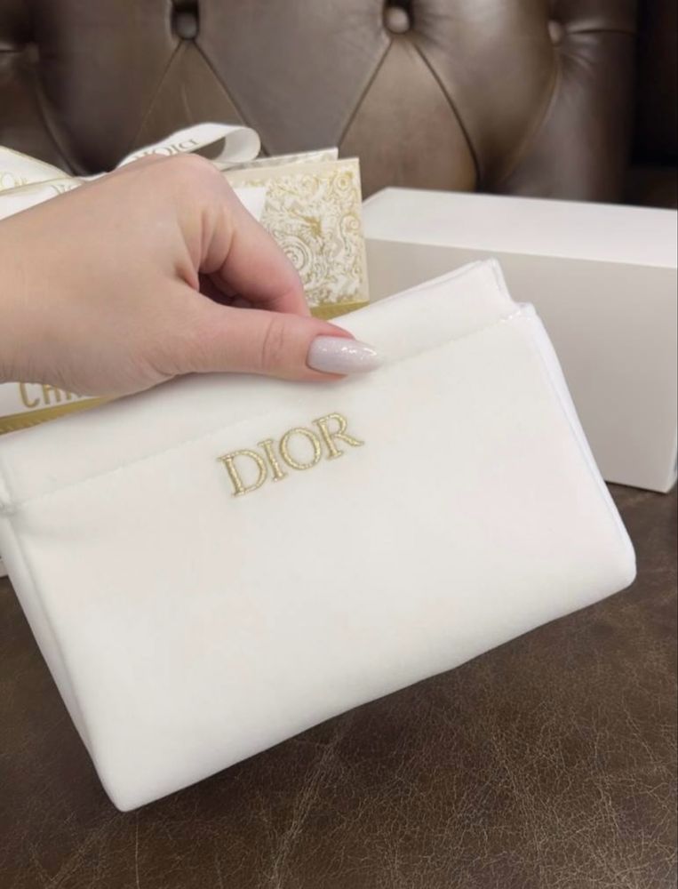 новая красивая косметичка Dior