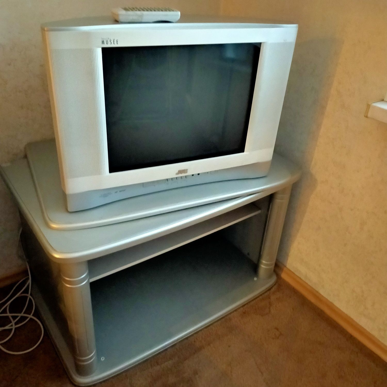 Телевизор,б/у, тумба.