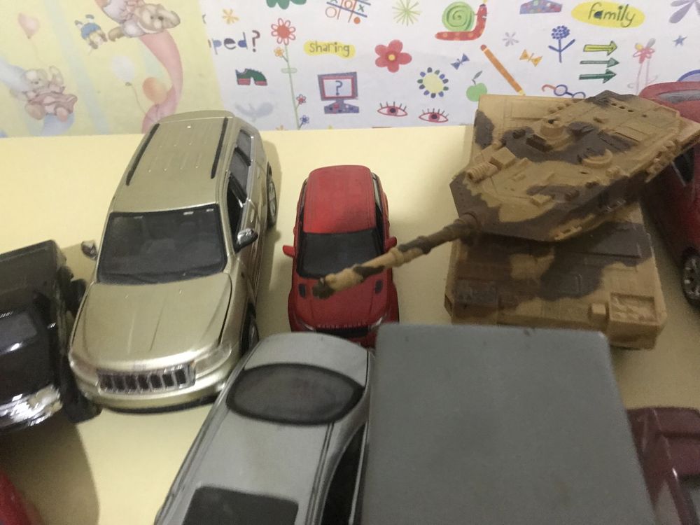 Продам машинки hot wheels, большие, средние и маленькие.
