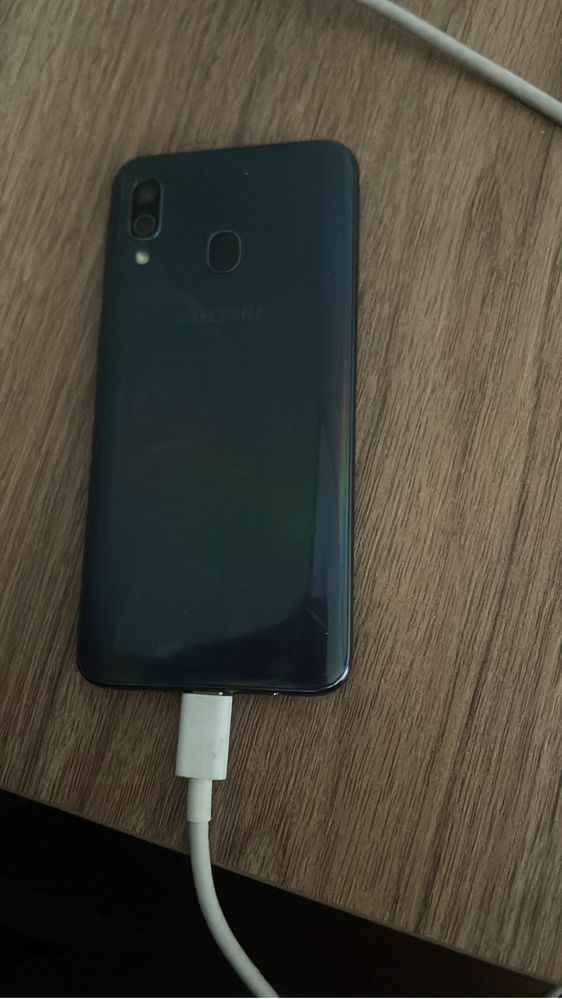 Samsung A 40  64 гигабаитов