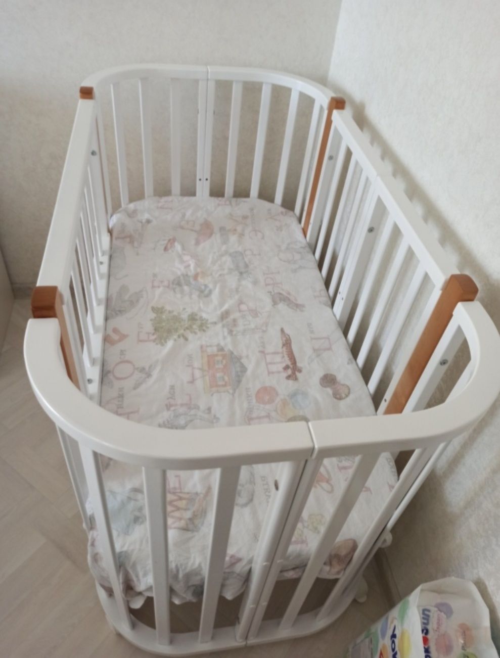 Продам детскую кроватку с маятником