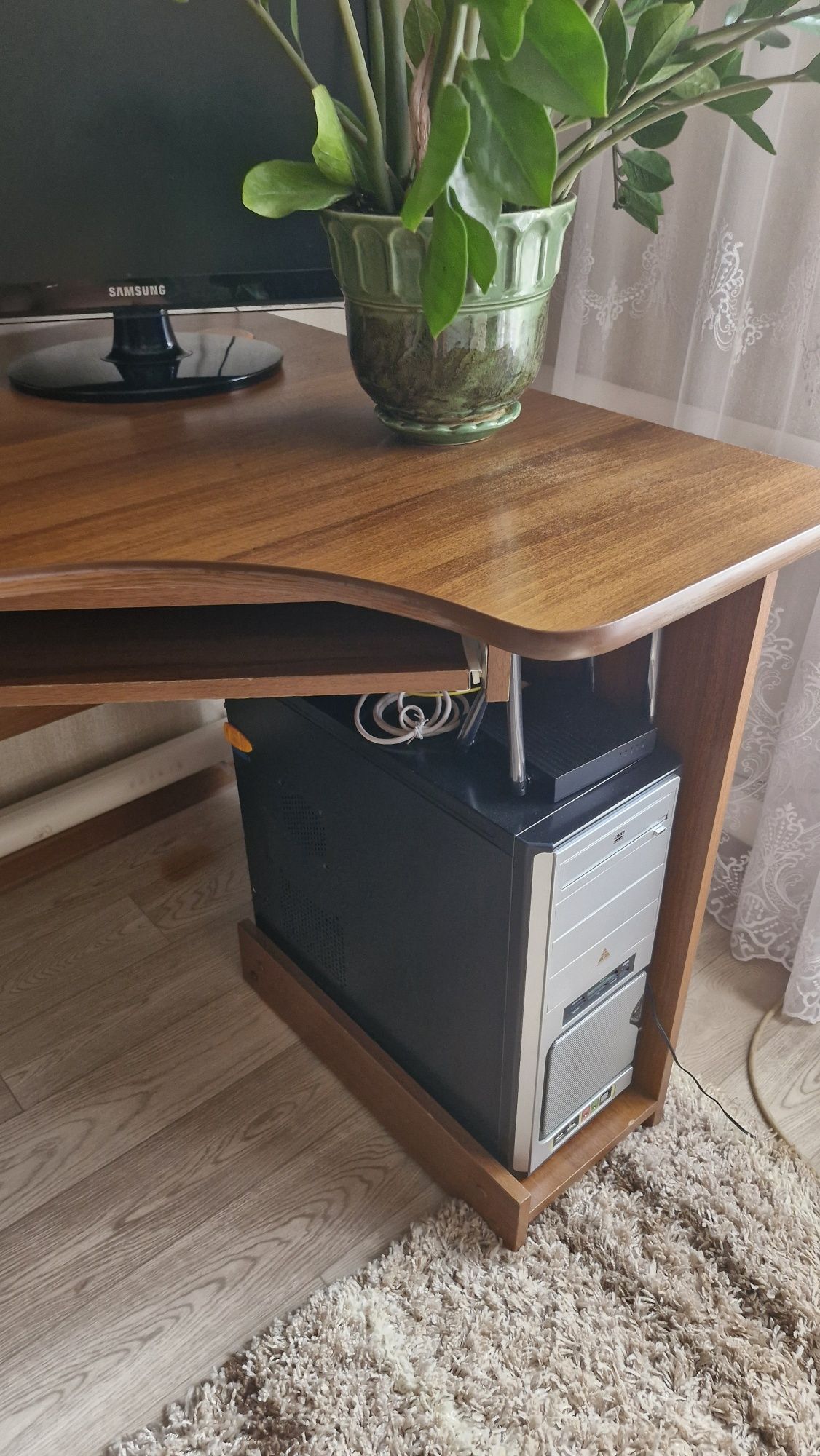 Продам стол компьютерный