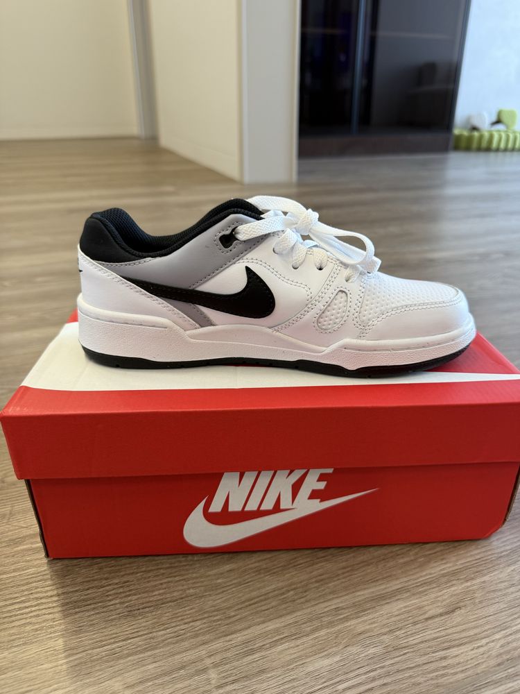 Продам кроссовки Nike