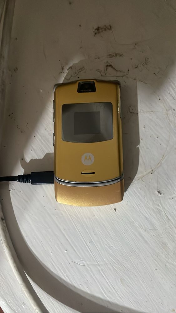 Продам легендарную Motorola V3 gold