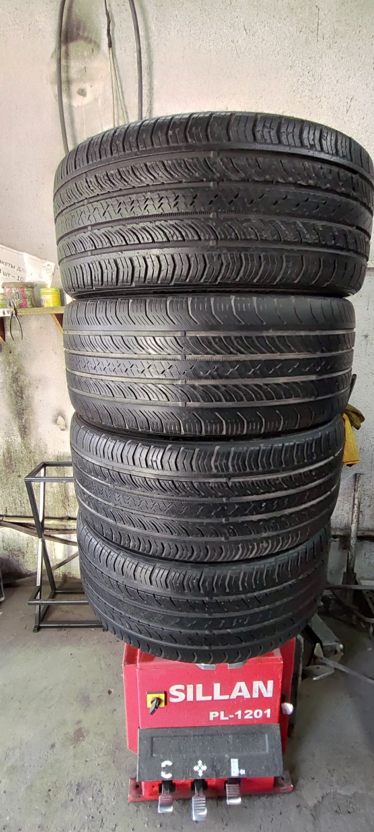 245/40R19 4 шины