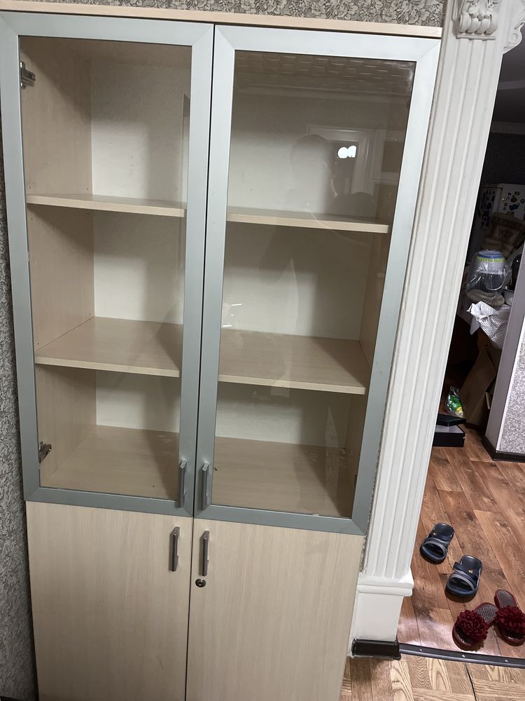 Продается стол , и шкаф