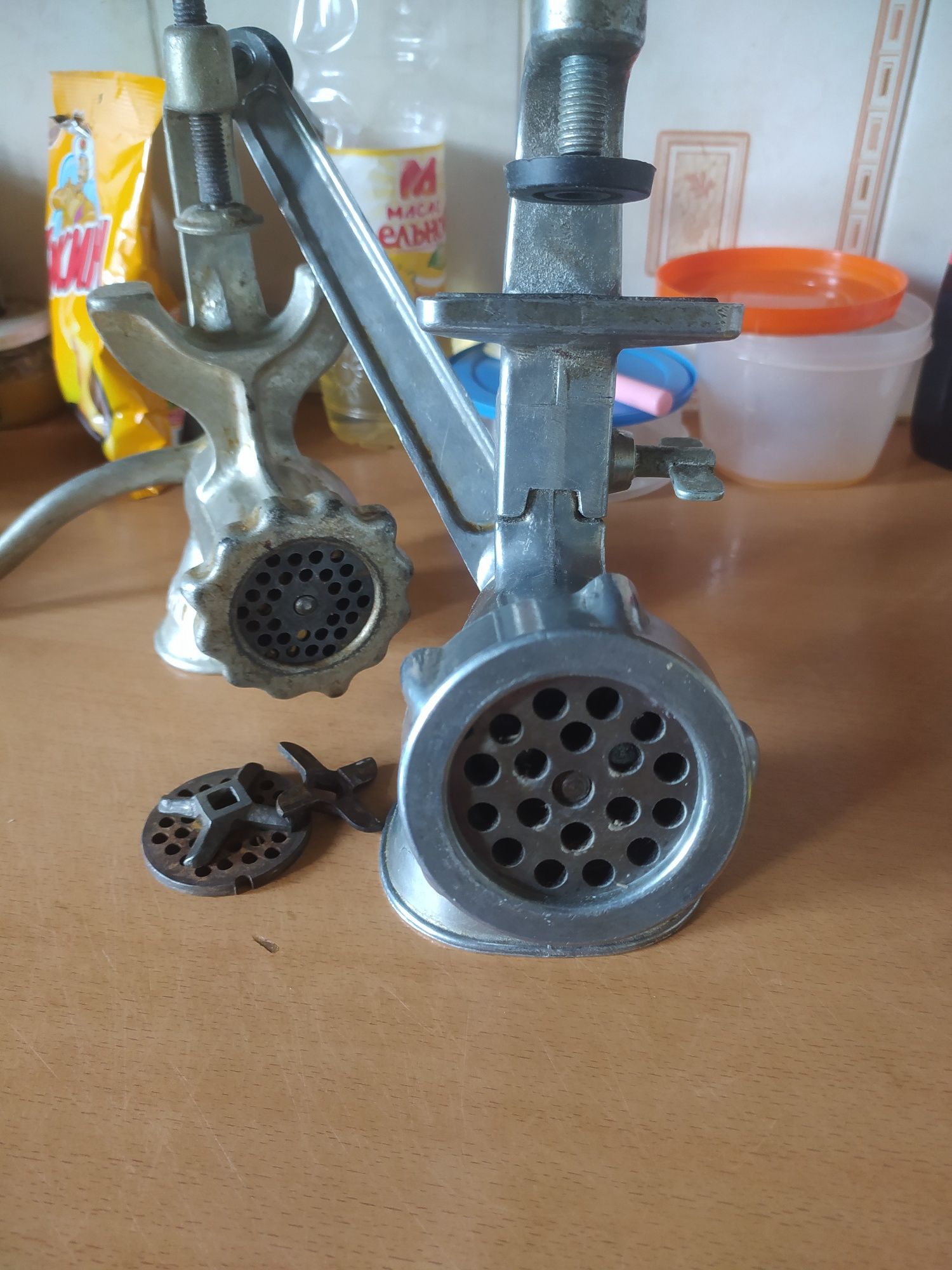 Эл.чайник новый в коробке 10000.. две мясорубки 5000..