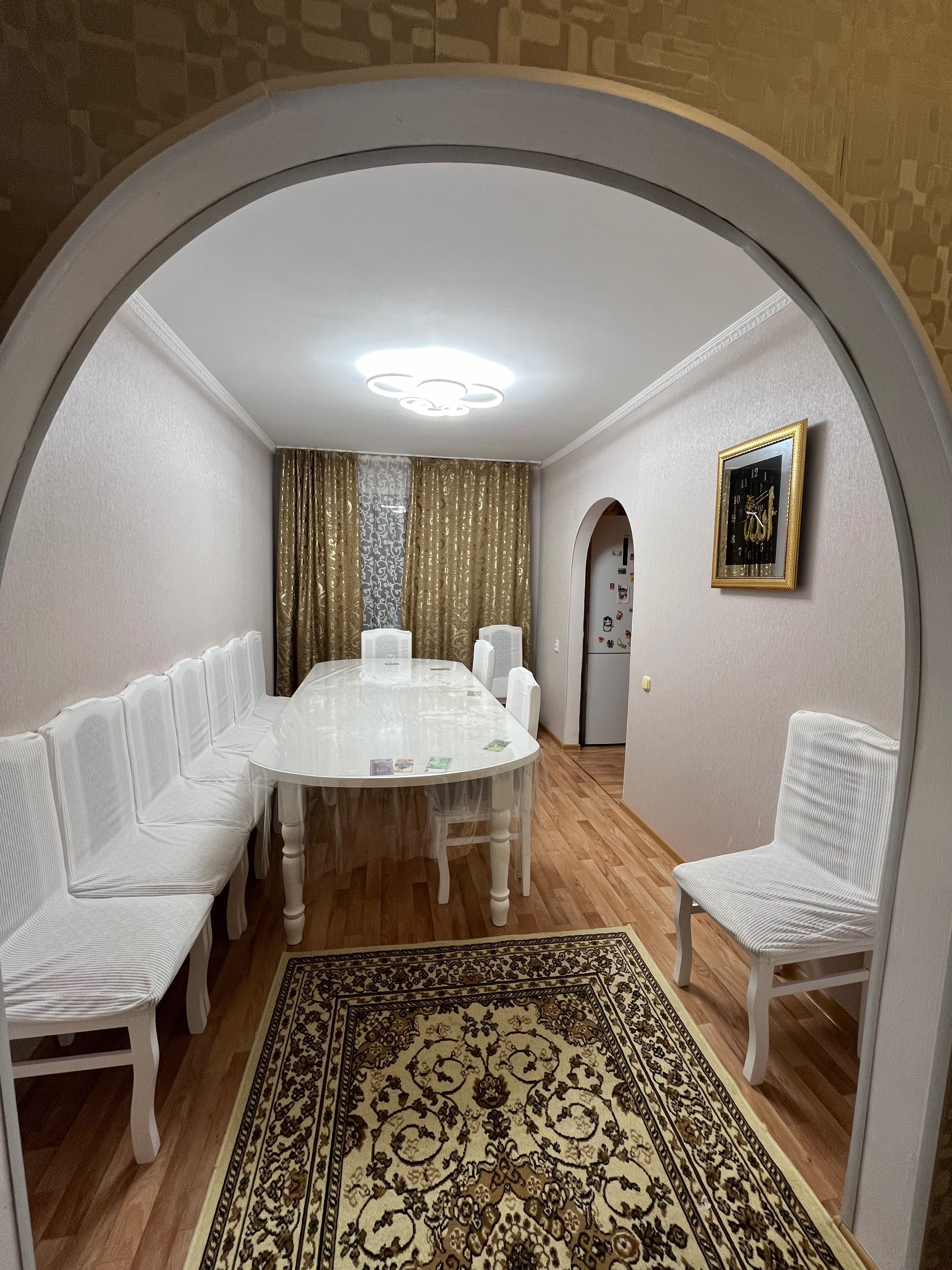 Продается 4-х комнатная квартира в 6 мкр. 62 дом (район мини рынка)