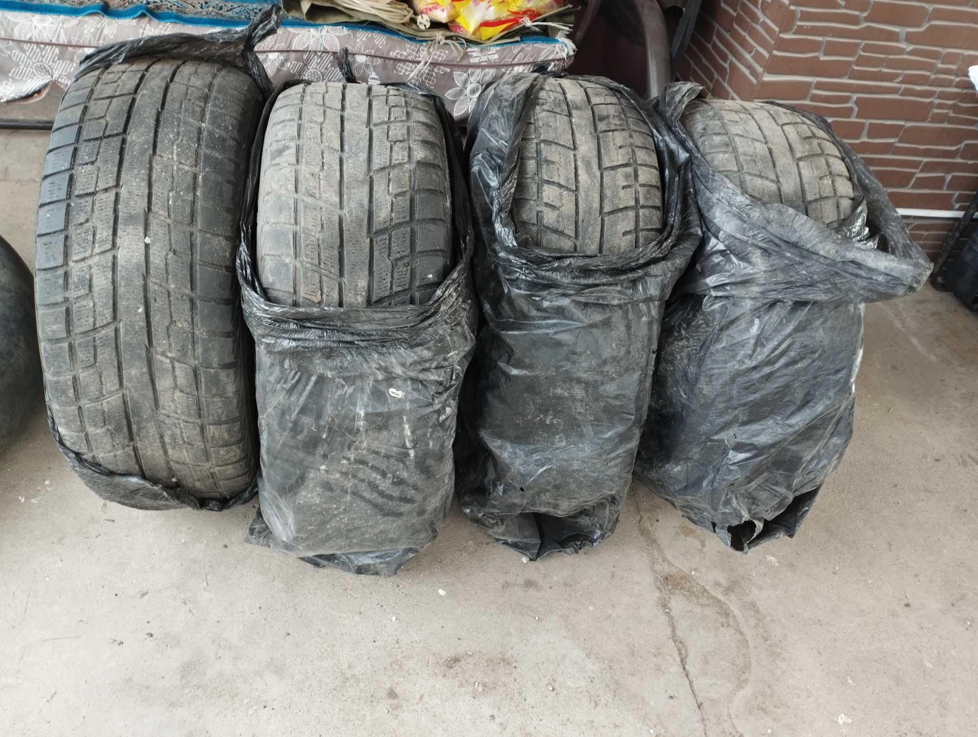 Продам зимние шины комплект.