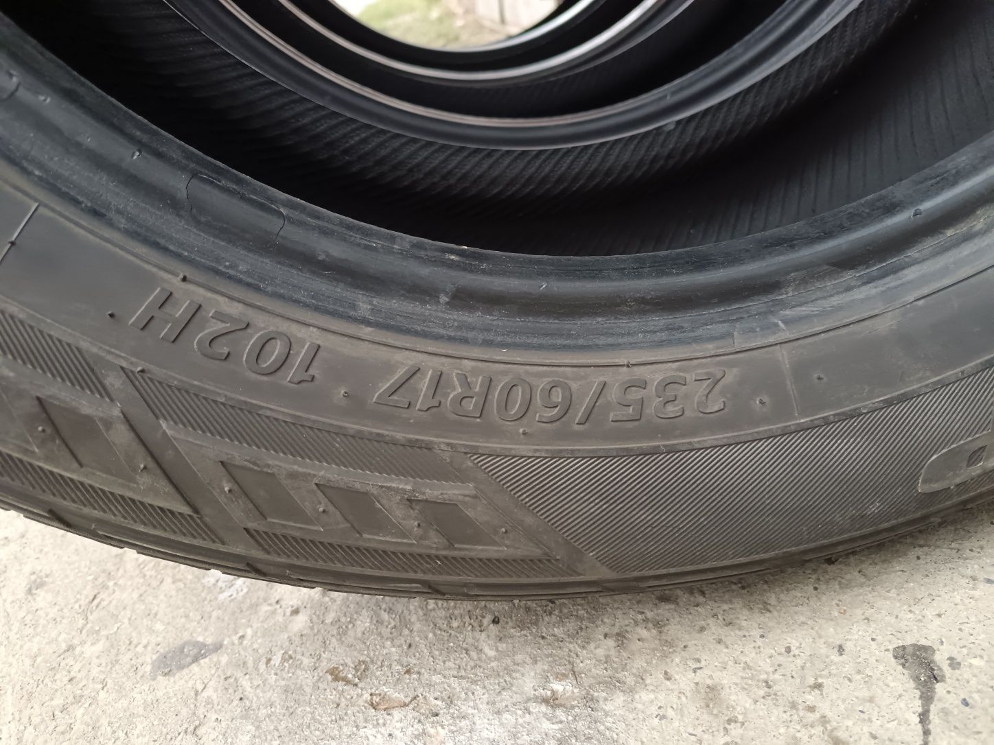 Продам комплект шин 235/60R17