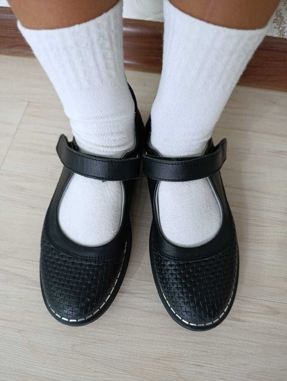 Продам школьную обувь