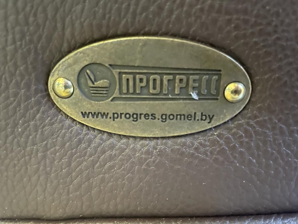 Диван-кровать с двумя креслами