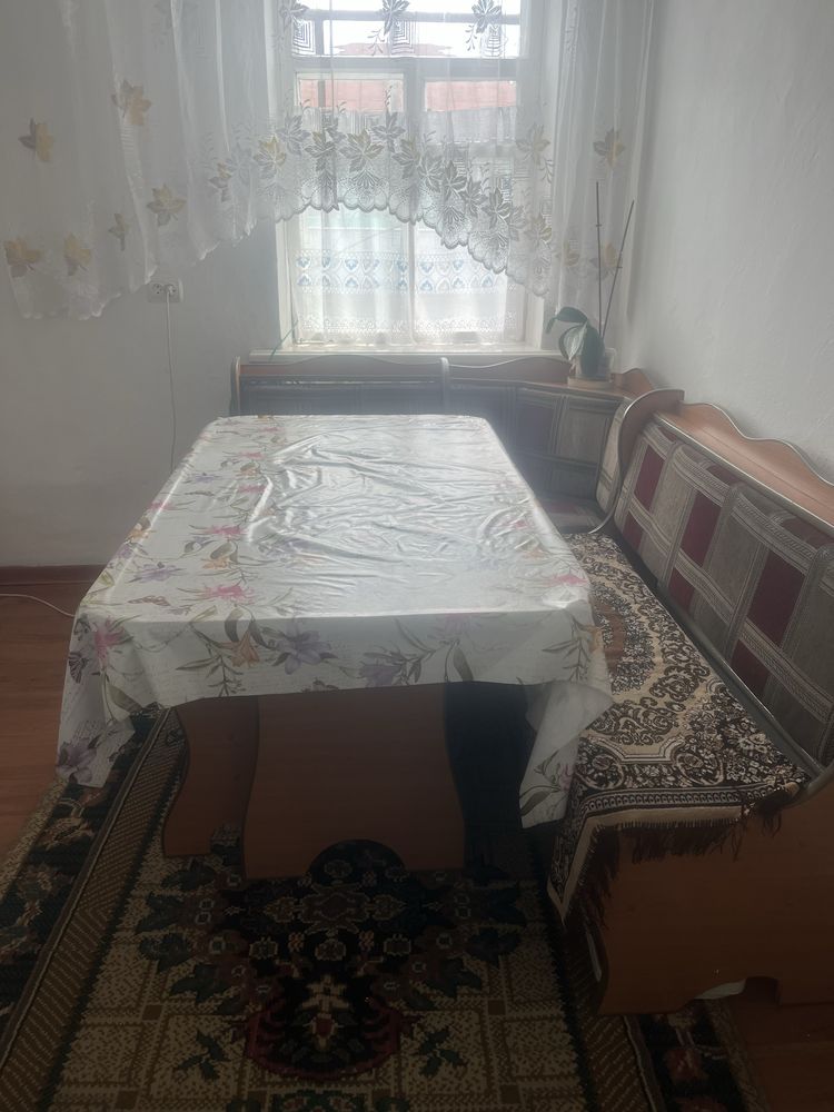 Срочно!Продам кухонный стол(уголок)