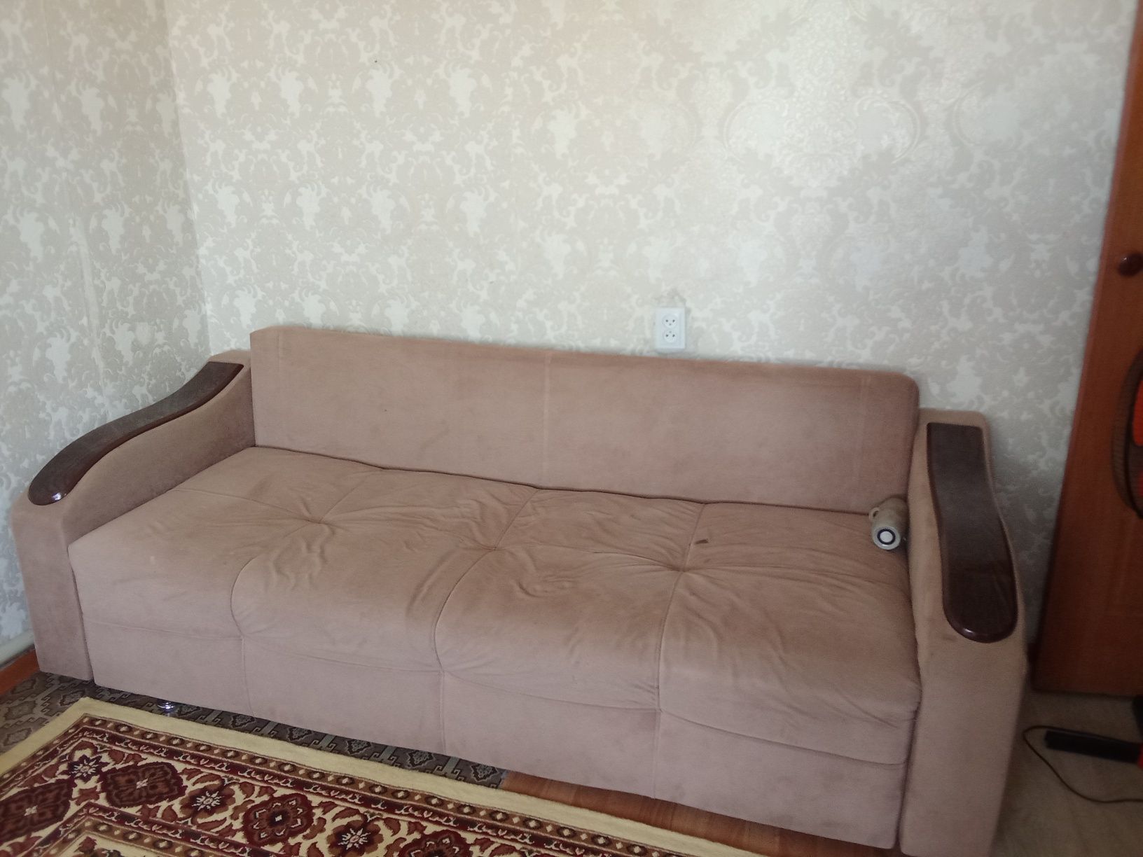 Диван новый күйінше тұр еш жері құртылмаған .Качествасы жақсы .