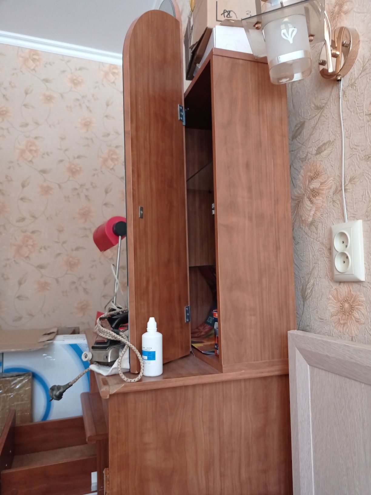 Продам трюмо (тумбочка с зеркалом)