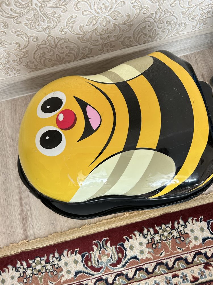 Продам детский чемодан