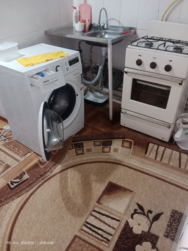 Возьму в квартиру девушку одну.