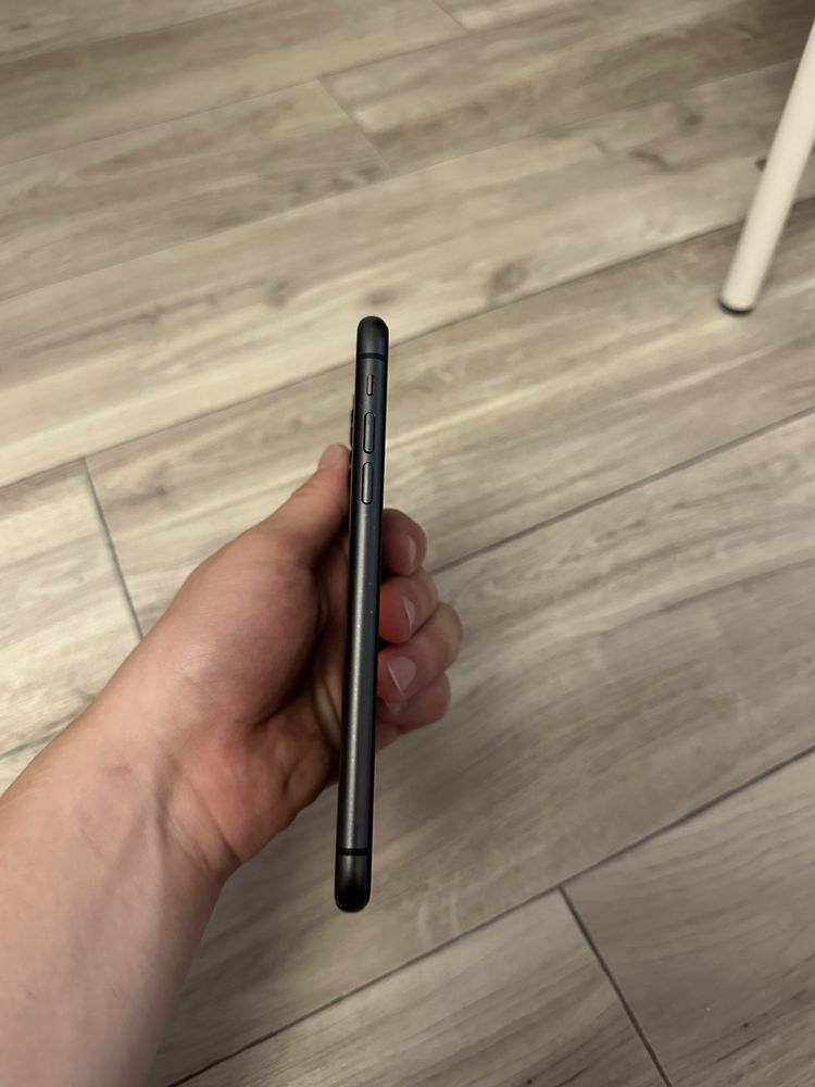 iPhone 11 64GB, в отличном состоянии