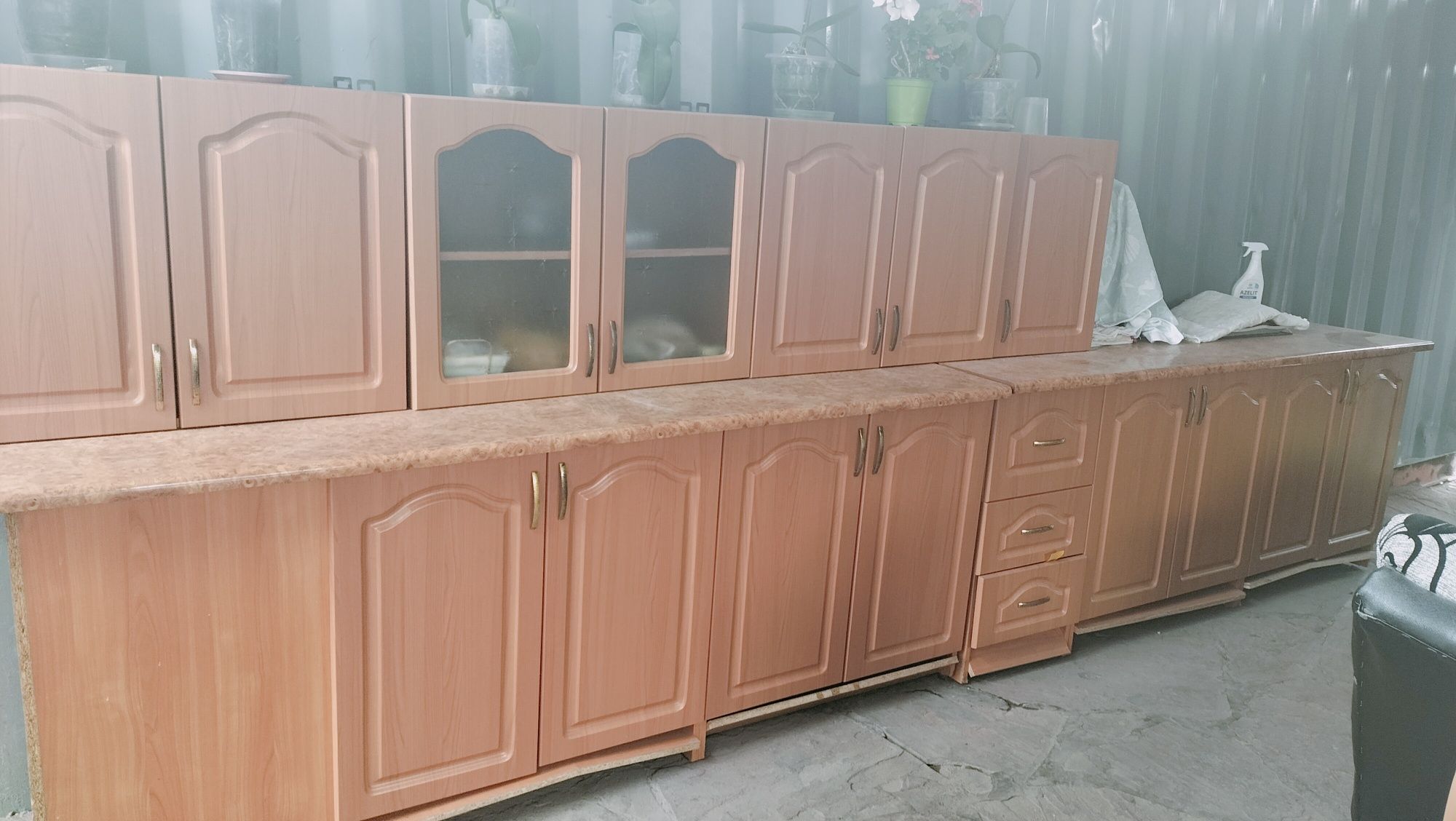 Продам куханный гарнитур. В хорошем состоянии.  Угловой 2.70*2.50 .
