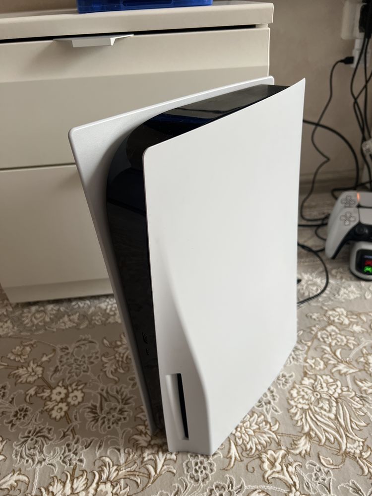 PS5 (2 геймпада, 5 игр, станция зарядки геймпада)