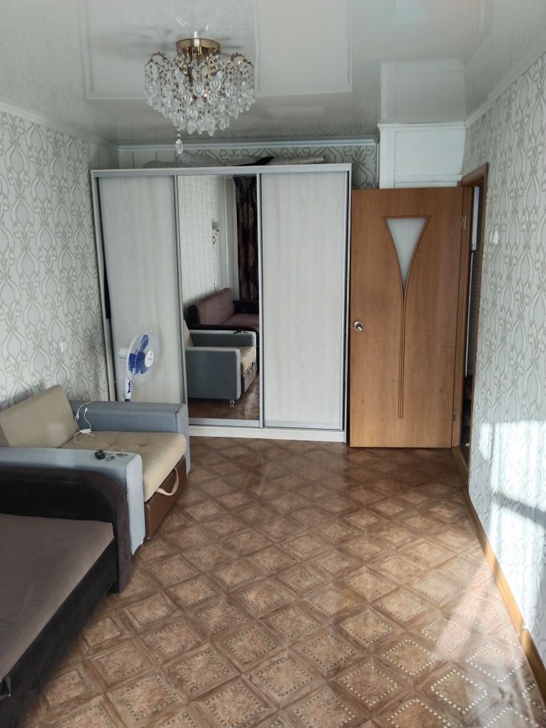 Продам 1 комнатную квартиру центр.рядом все есть с мебелью.