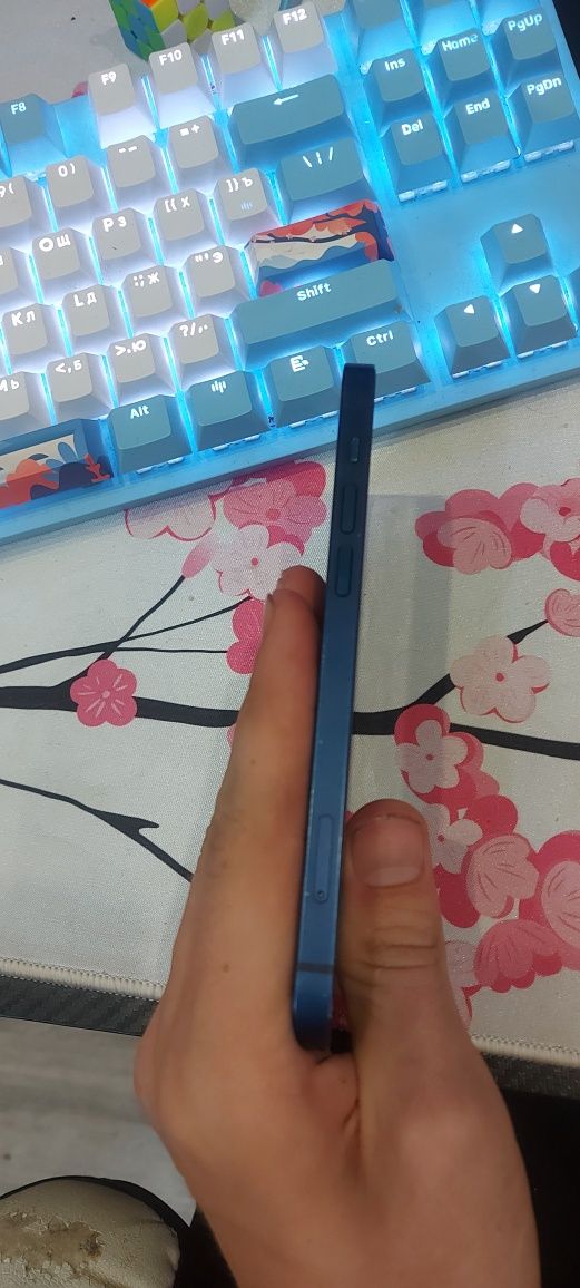 Продам iPhone 12