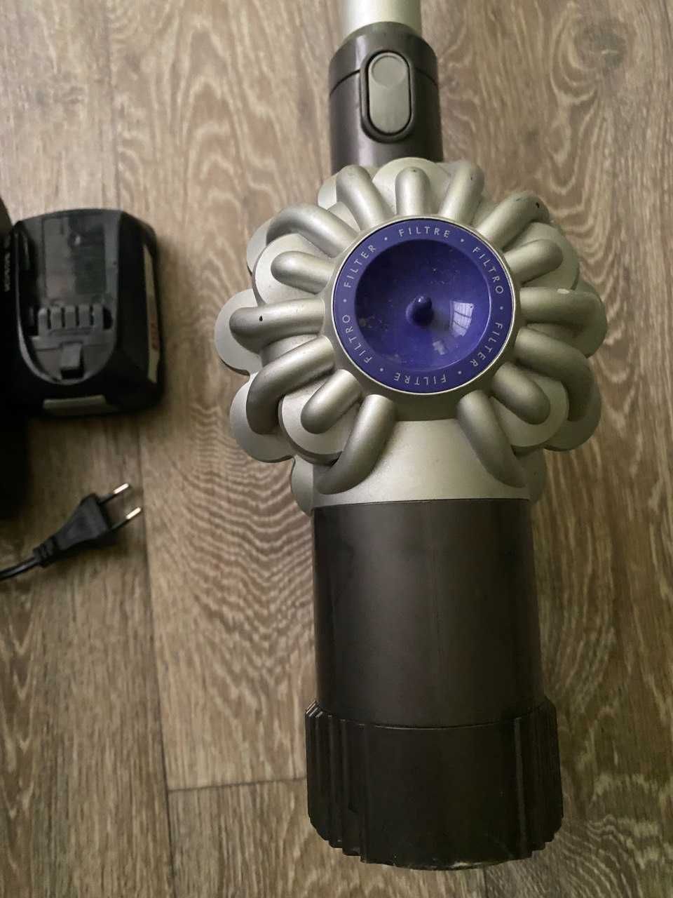 Комплект из двух аккумуляторных пылесосов  (Bosch, Dyson)