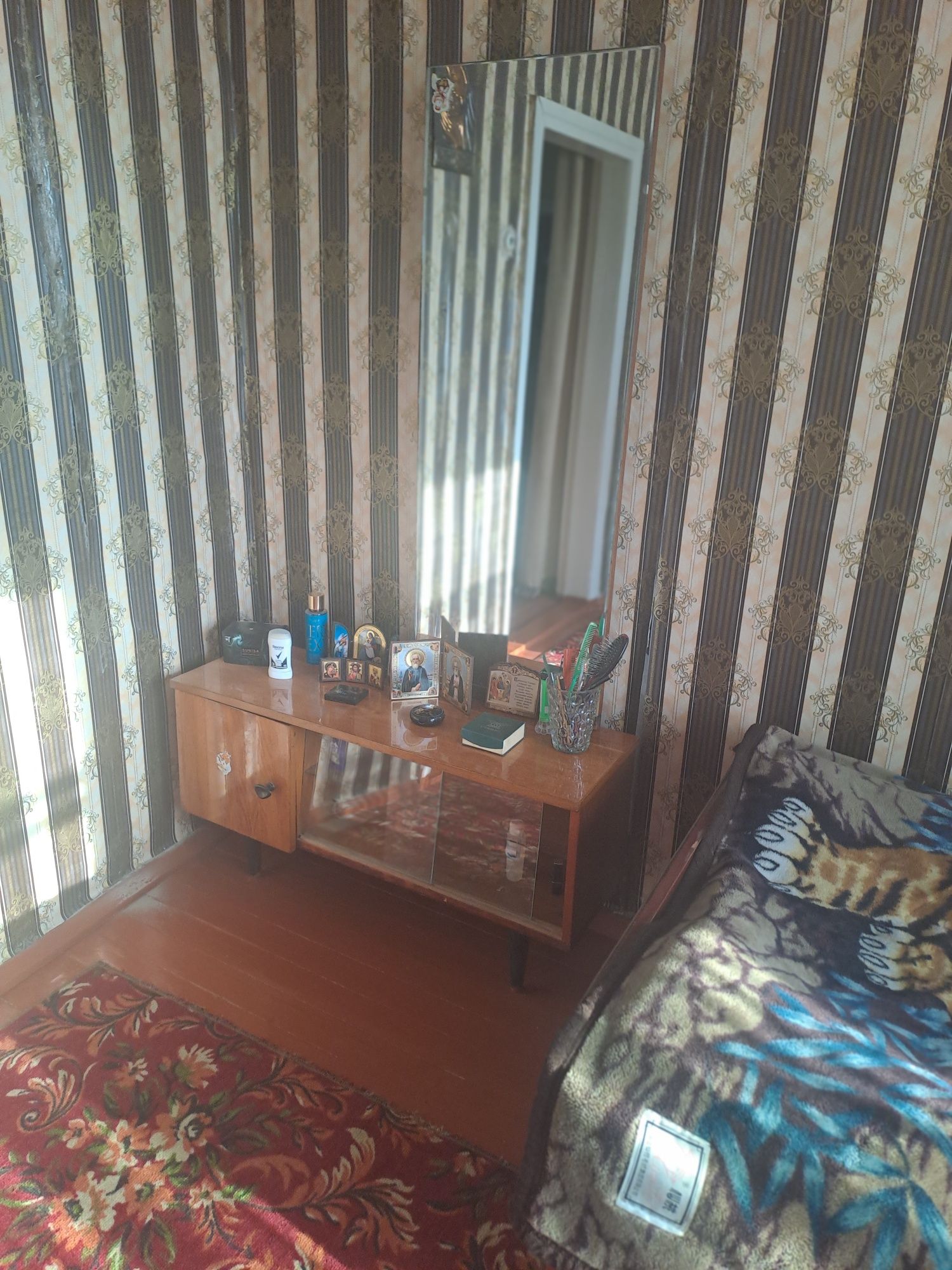 Продаются   вешалки, паласы