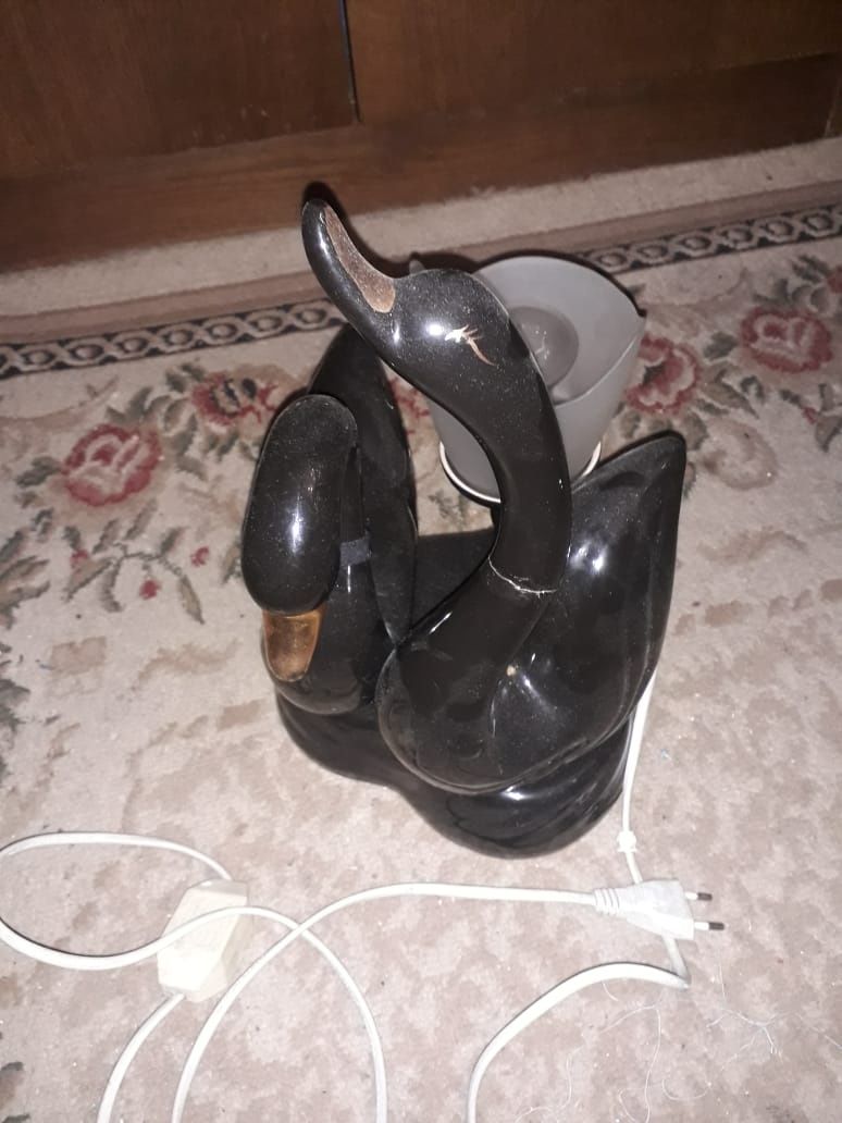 Продам настольную лампу лебеди