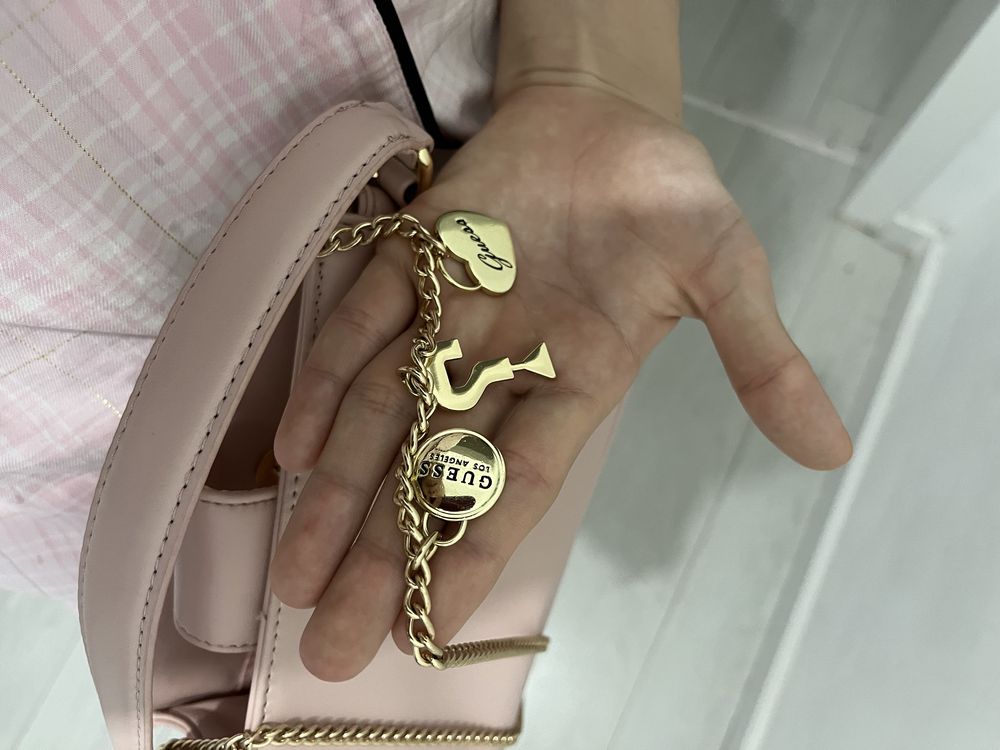 Розовая сумка Guess